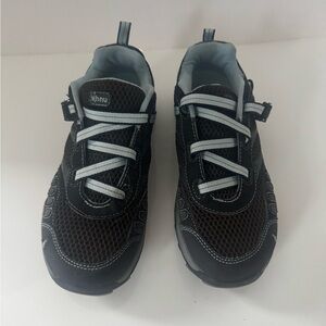 Khombu Black and Gray Mesh Sneakers